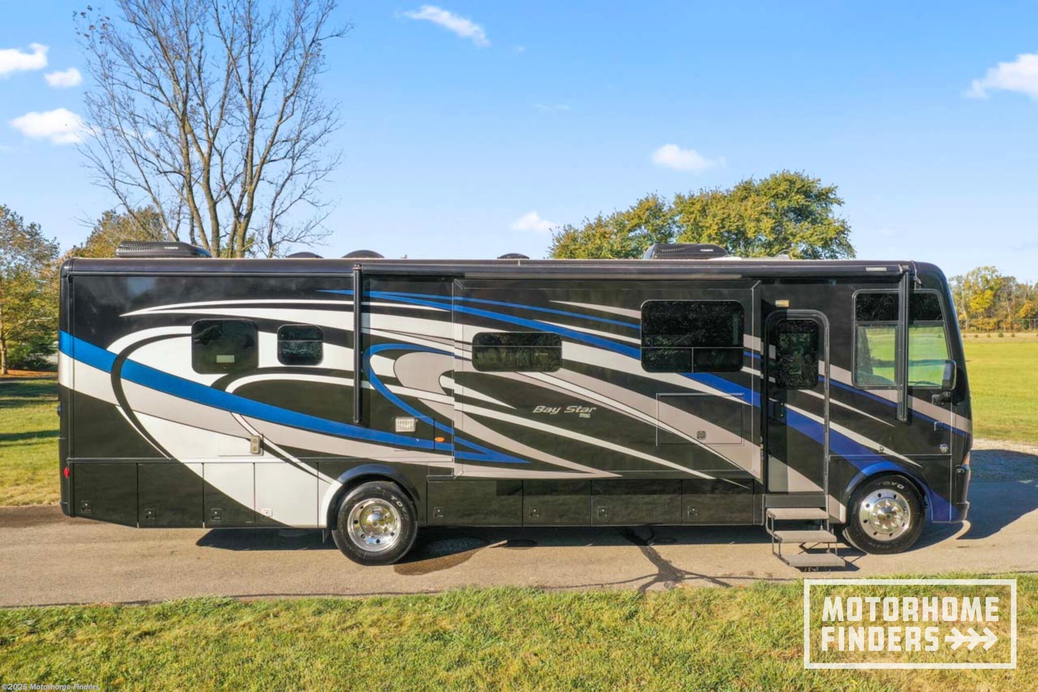 Call now about this 2019 Newmar Bay Star 3414! 2019 Newmar Bay Star 3414 - Used Class A For Sale by Motorhome Finders in Yorktown, Indiana features Table and Chairs, Ladder, 50 Amp Service, Smoke Detector, Refrigerator