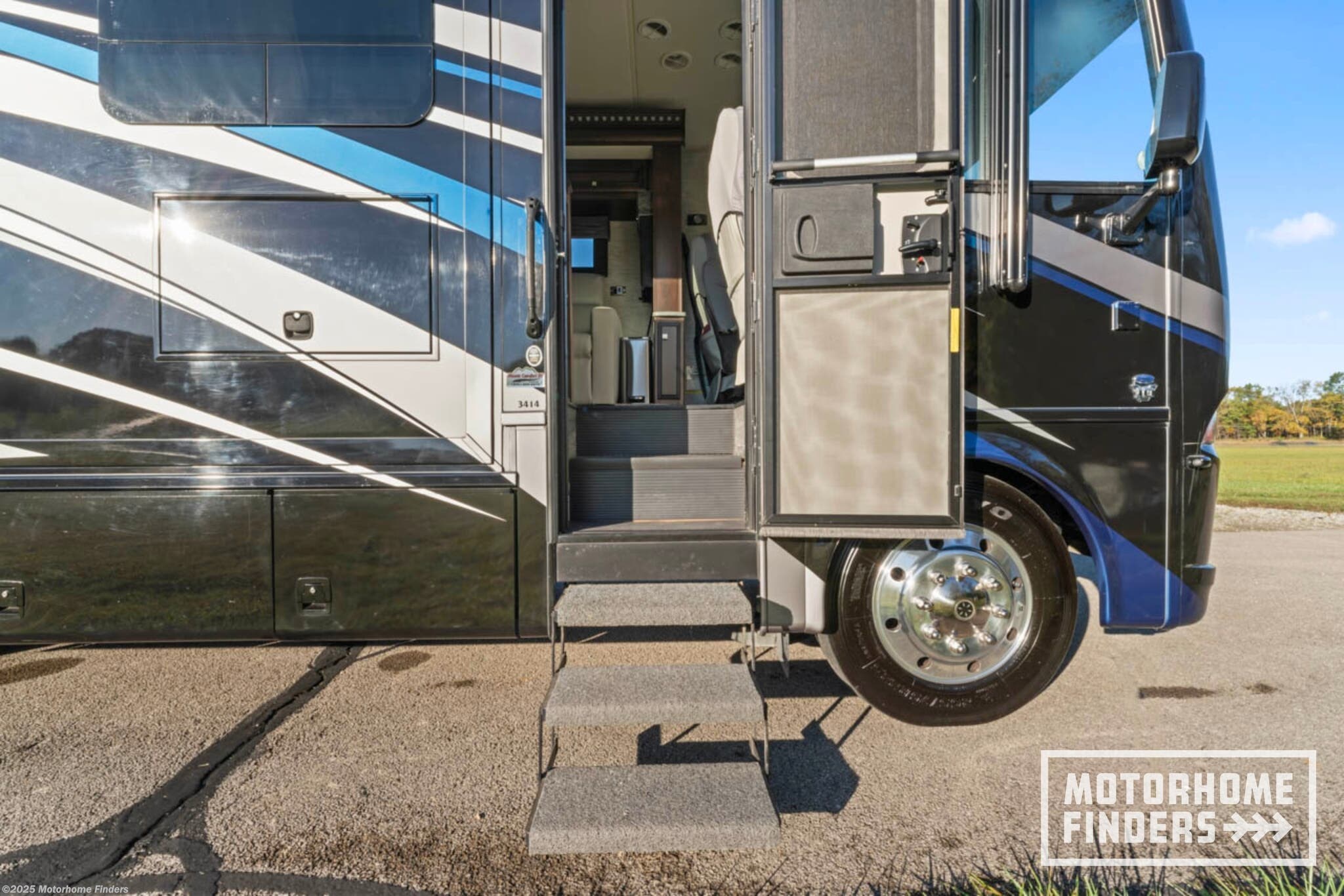 Contact us now about this 2019 Newmar Bay Star 3414! 2019 Bay Star 3414 by Newmar from Motorhome Finders in Yorktown, Indiana