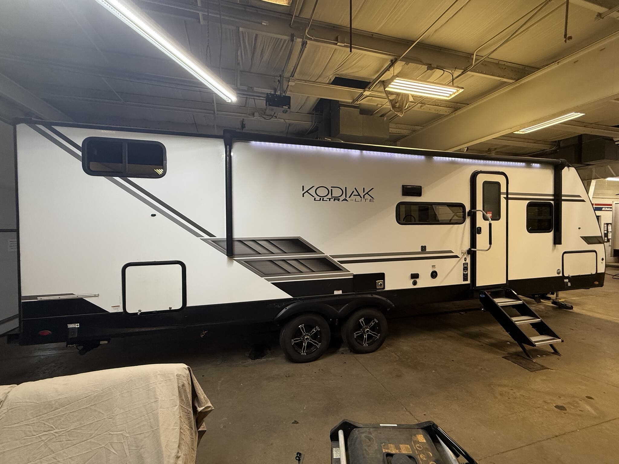 Call now about this 2022 Dutchmen Kodiak 283BHSL! 2022 Dutchmen Kodiak 283BHSL - Used Travel Trailer For Sale by Roughin' It Inc in Madison, Ohio