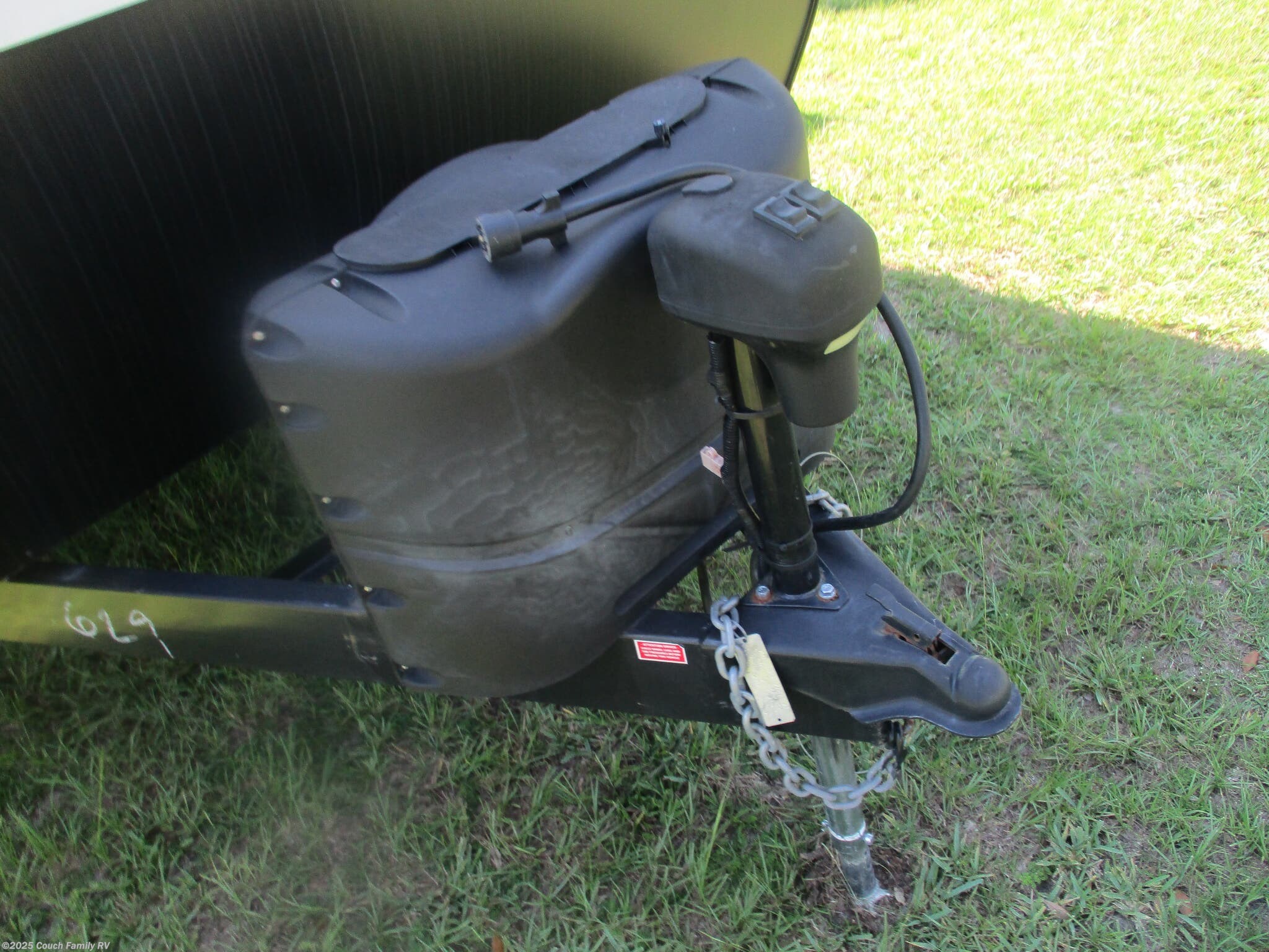 Call now about this 2022 Keystone Hideout East 28RKS! 2022 Keystone Hideout East 28RKS - Used Travel Trailer For Sale by Couch Family RV in Cross City, Florida features Exterior Speakers, DVD Player, Awning, Surround Sound System, CD Player