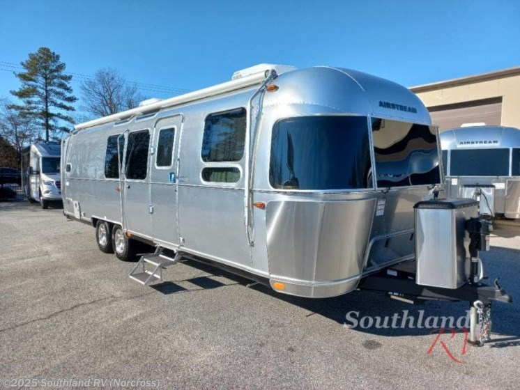 Email now about this 2025 Airstream Flying Cloud 30FBQ Bunk! New 2025 Airstream Flying Cloud 30FBQ Bunk available in Norcross, Georgia