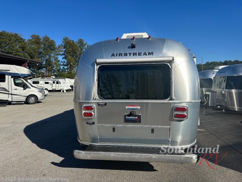 Contact us now about this 2017 Airstream International Serenity 30RB Queen! 2017 International Serenity 30RB Queen by Airstream from Southland RV in Norcross, Georgia