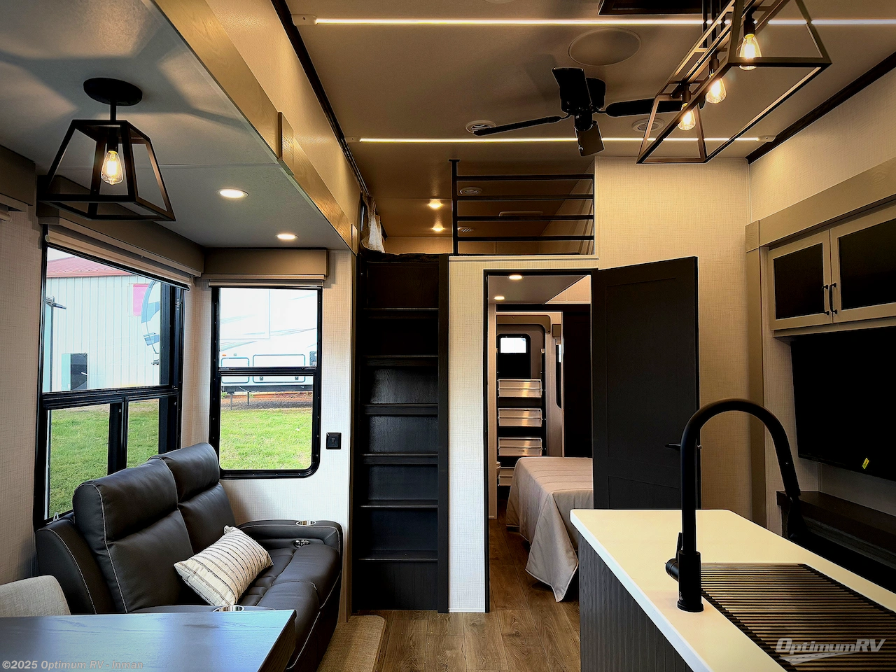 Contact us now about this 2025 Palomino Columbus 376DS! 2025 Columbus 376DS by Palomino from Optimum RV - Inman in Inman, South Carolina