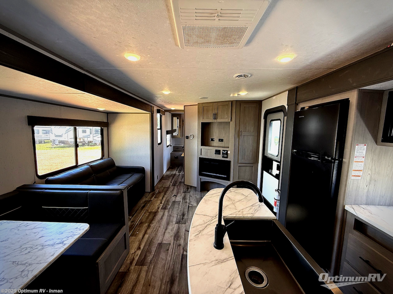 Call now about this 2023 Dutchmen Coleman Lantern Series 337BH! 2023 Dutchmen Coleman Lantern Series 337BH - Used Travel Trailer For Sale by Optimum RV - Inman in Inman, South Carolina features Slideout, Awning