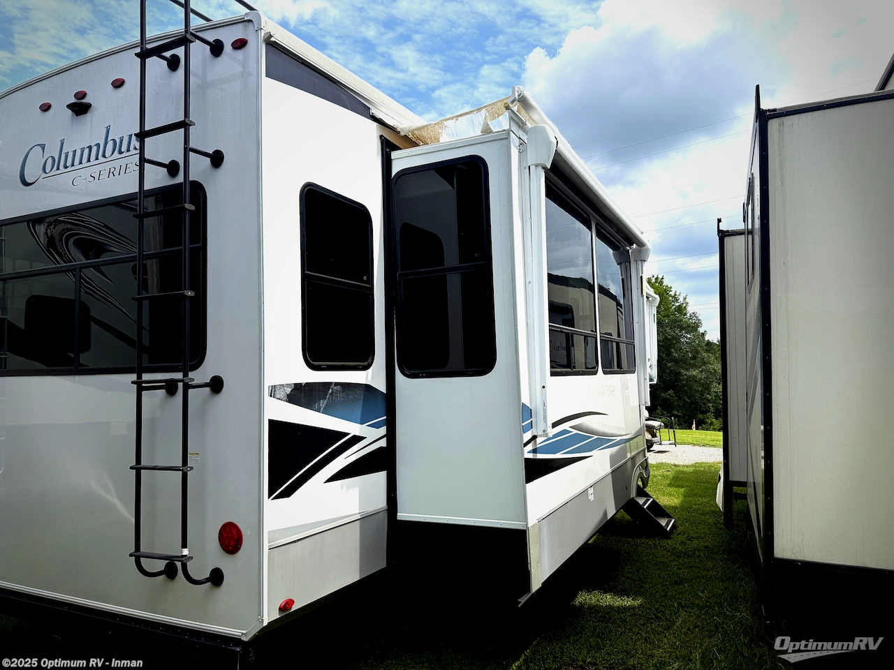 Call now about this 2022 Palomino Columbus C-Series 379MBC! 2022 Palomino Columbus C-Series 379MBC - Used Fifth Wheel For Sale by Optimum RV - Inman in Inman, South Carolina features Awning, Slideout