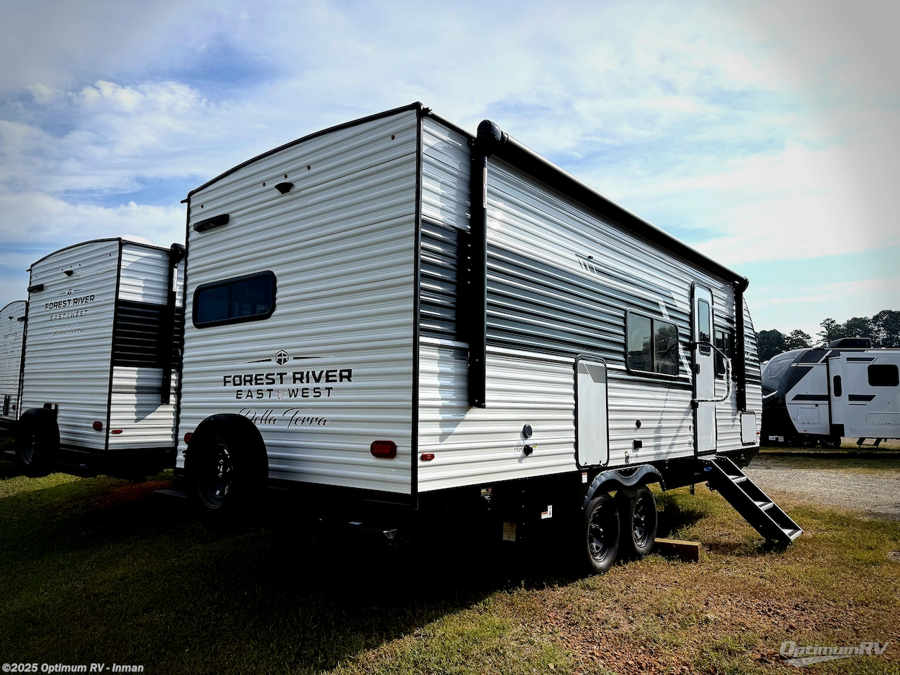 Call now about this 2026 East to West Della Terra 221ML! 2026 East to West Della Terra 221ML - New Travel Trailer For Sale by Optimum RV - Inman in Inman, South Carolina features Awning, Slideout