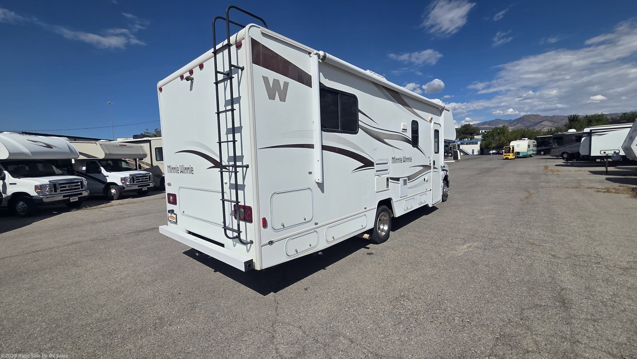Contact us now about this 2014 Winnebago Minnie Winnie 27Q! 2014 Minnie Winnie 27Q by Winnebago from Right Side Up RV Sales in Salt Lake City, Utah