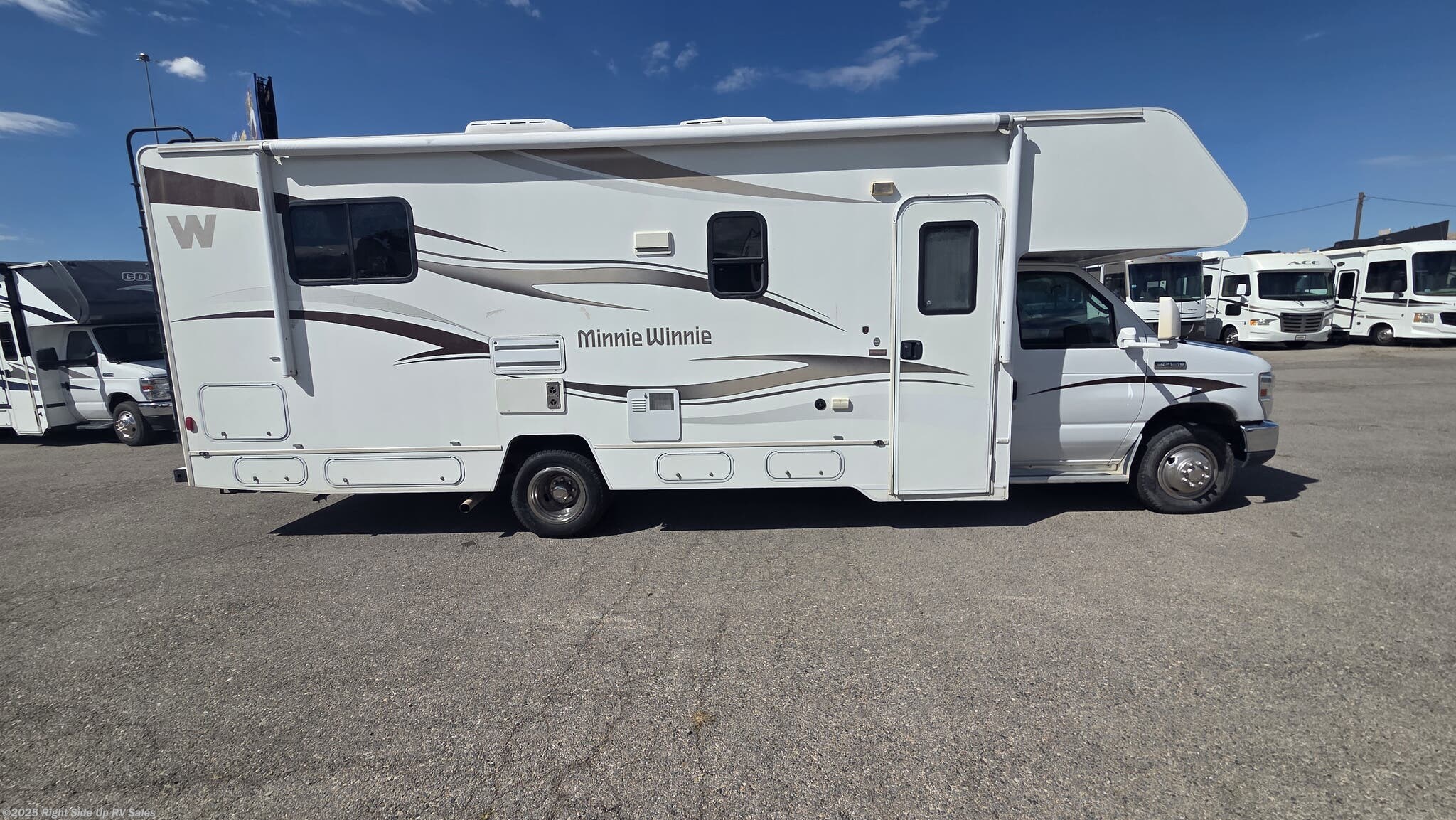 Call now about this 2014 Winnebago Minnie Winnie 27Q! 2014 Winnebago Minnie Winnie 27Q - Used Class C For Sale by Right Side Up RV Sales in Salt Lake City, Utah