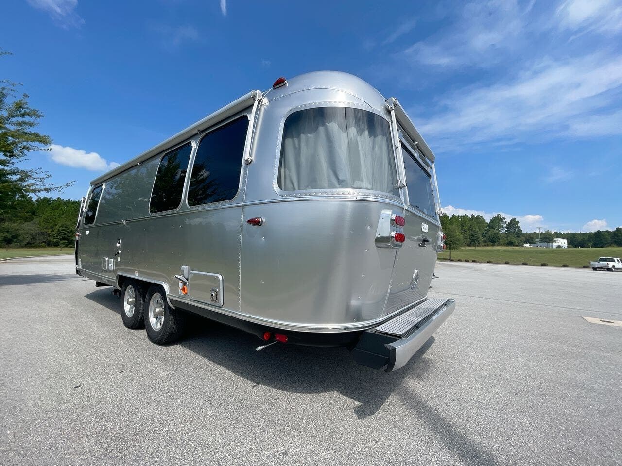 Contact us now about this 2026 Airstream Flying Cloud 25FB! 2026 Flying Cloud 25FB by Airstream from Airstream of South Carolina in Lexington, South Carolina