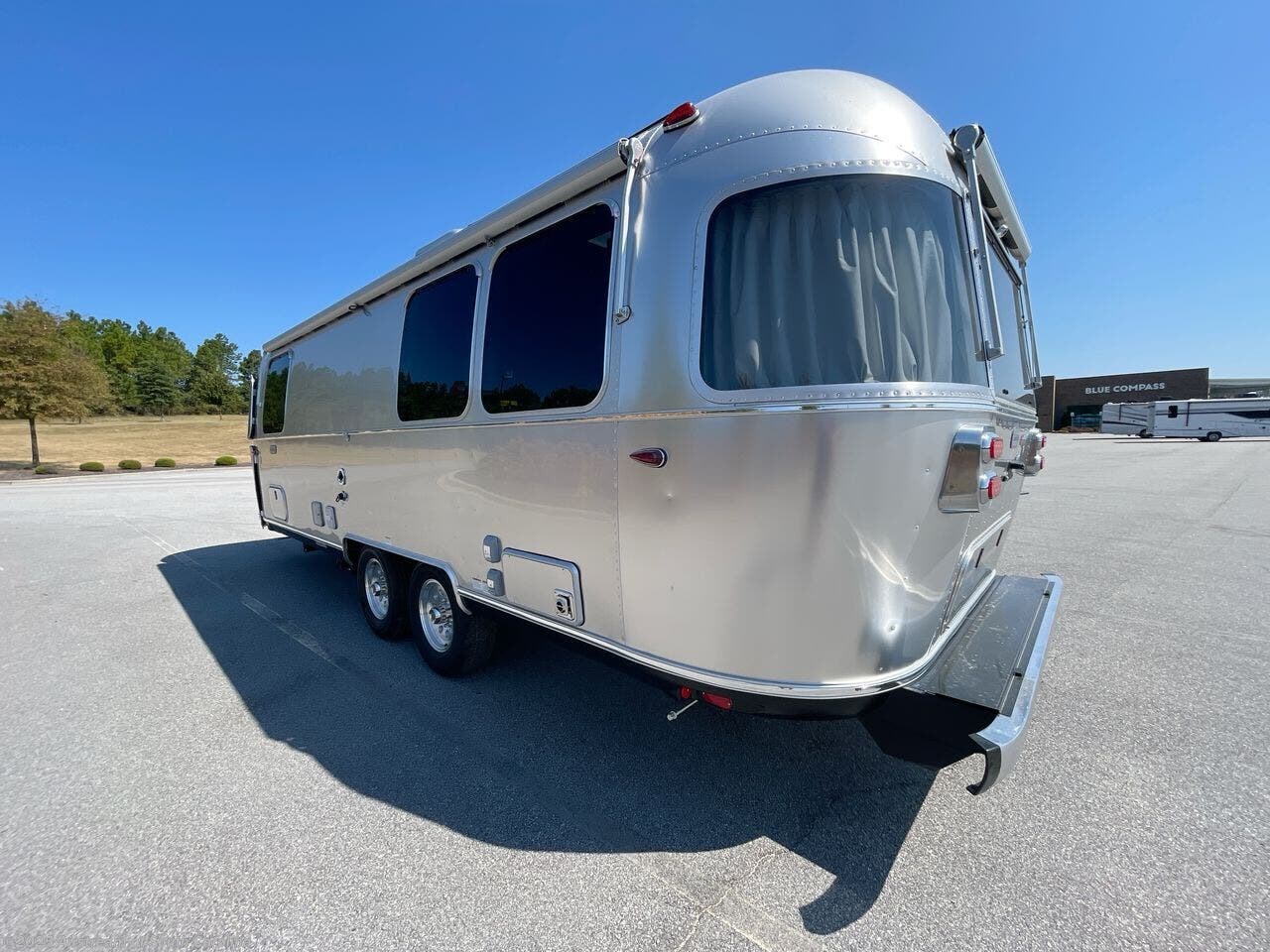 Contact us now about this 2026 Airstream Globetrotter 25FB Twin! 2026 Globetrotter 25FB Twin by Airstream from Airstream of South Carolina in Lexington, South Carolina