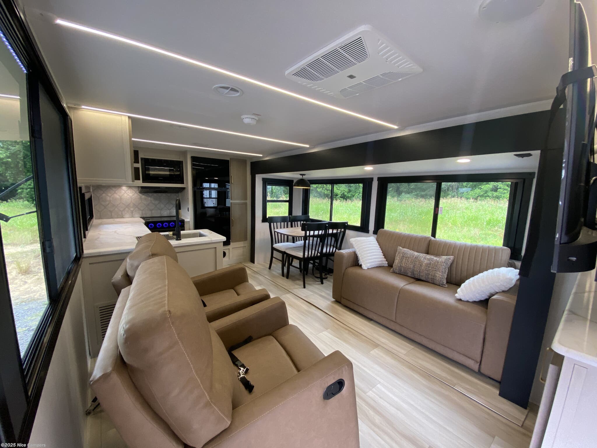 Used 2025 Forest River Salem Hemisphere Hyper-Lyte 27RKHL available in Russellville, Arkansas