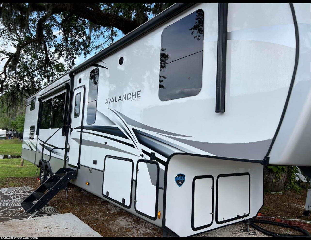 Contact us now about this 2022 Keystone Avalanche 390DS! 2022 Avalanche 390DS by Keystone from Nice Campers in Russellville, Arkansas