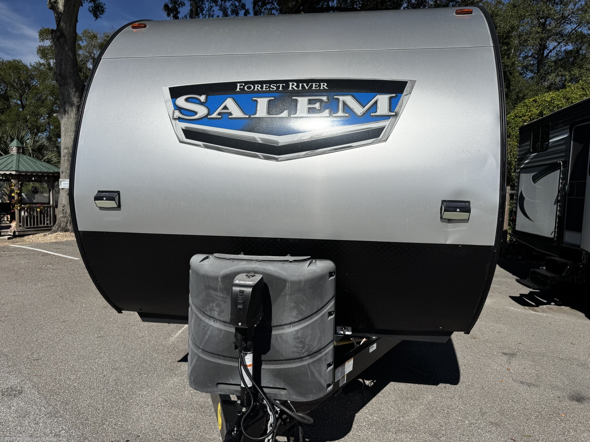 Call now about this 2022 Forest River Salem 29VBUD! 2022 Forest River Salem 29VBUD - Used Travel Trailer For Sale by RV Sales of Orlando in Longwood, Florida features Auxiliary Battery, LP Detector, Outside Kitchen, Air Conditioning, Water Heater