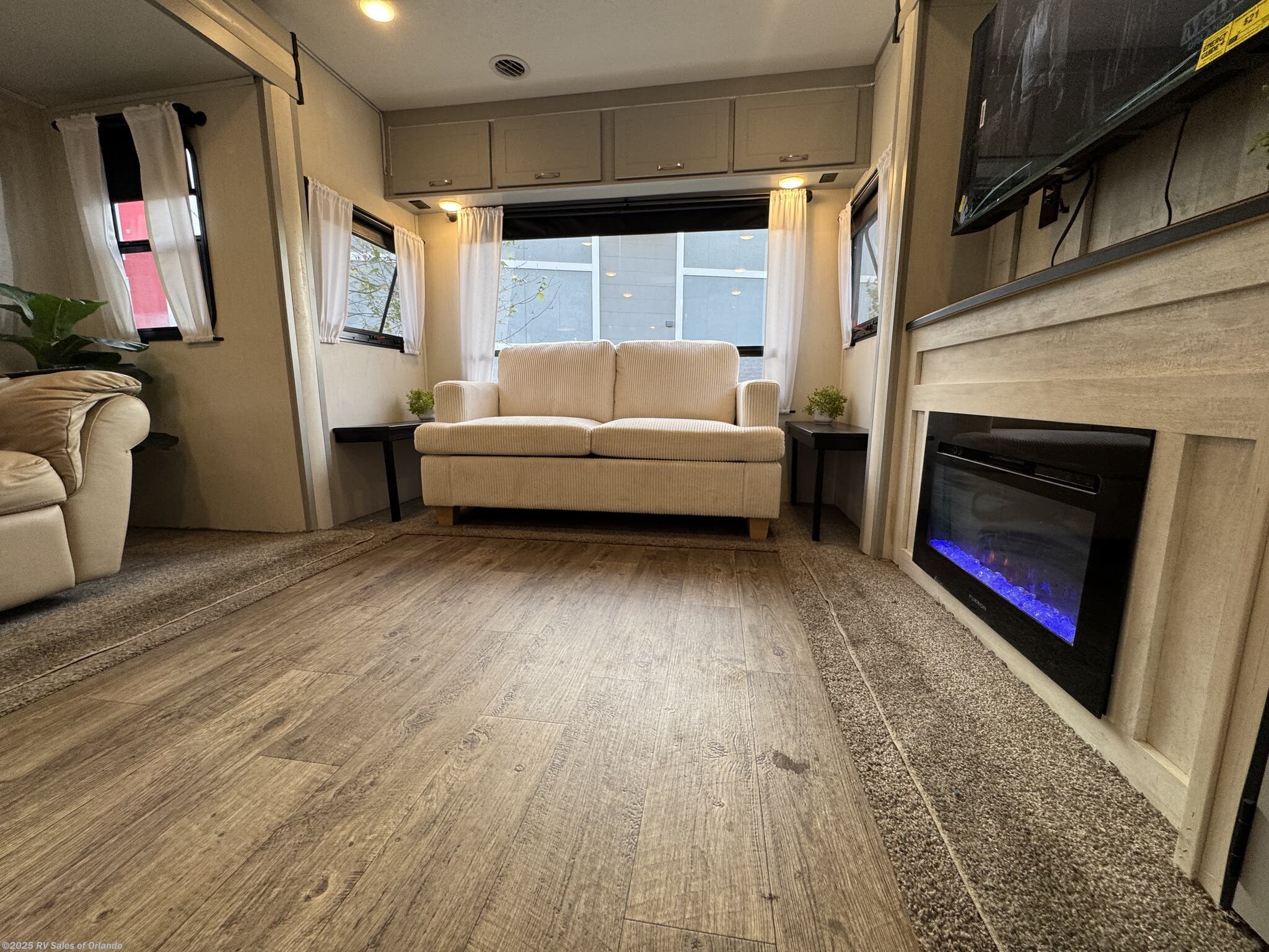 Call now about this 2022 Forest River Vibe ! 2022 Forest River Vibe - Used Travel Trailer For Sale by RV Sales of Orlando in Longwood, Florida features Queen Bed, Auxiliary Battery, External Shower, CO Detector, Sound Bar