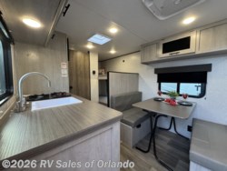 2025 CrossRoads Zinger 18BH - Used Travel Trailer for sale by RV Sales of Orlando in Longwood, Florida