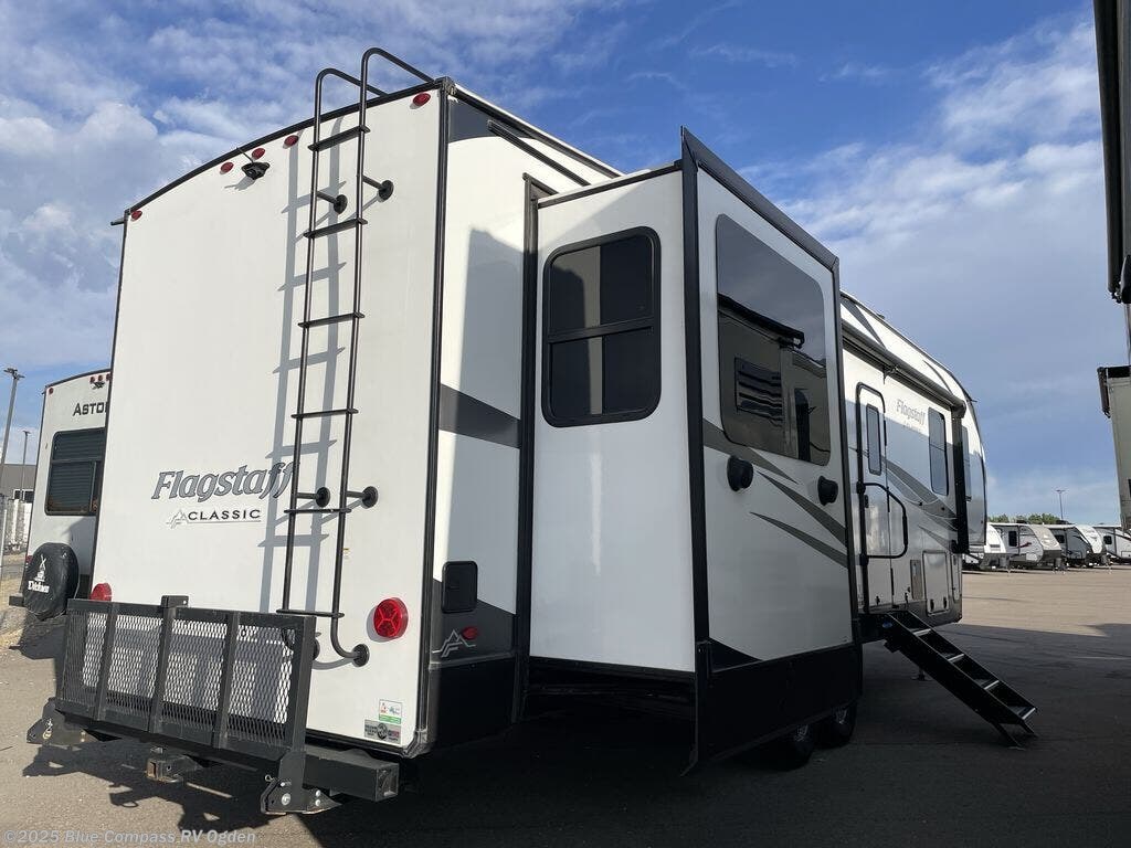 Call now about this 2023 Forest River Flagstaff Classic FLASGSTAFF 529rlbs Fw! 2023 Forest River Flagstaff Classic FLASGSTAFF 529rlbs Fw - Used Fifth Wheel For Sale by Blue Compass RV Ogden in Marriott-Slaterville, Utah