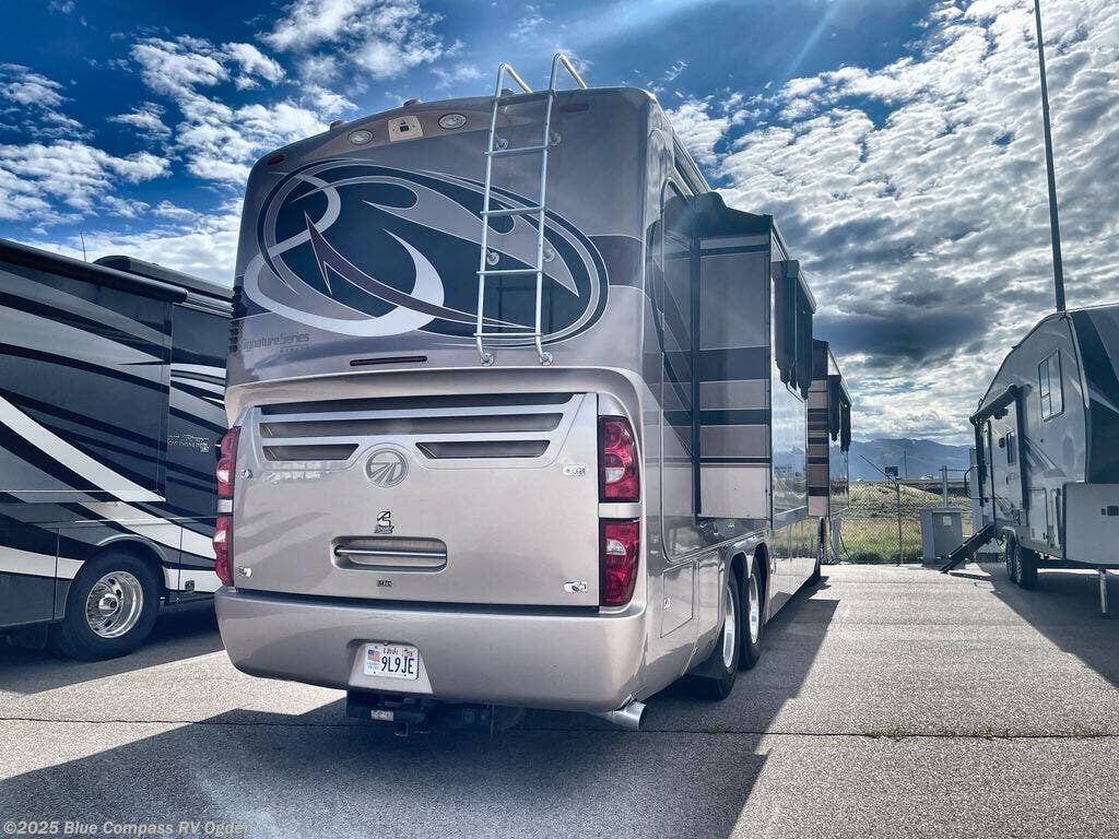 Call now about this 2006 Monaco RV Signature 525hp Monaco 525hp Monaco! 2006 Monaco RV Signature 525hp Monaco 525hp Monaco - Used Class A For Sale by Blue Compass RV Ogden in Marriott-Slaterville, Utah