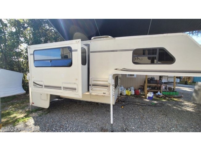 2001 Lance 1121 - Used Truck Camper For Sale by Village RV in Ocala, Florida