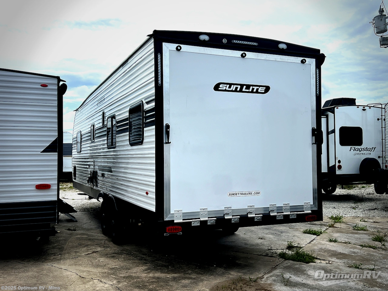 Call now about this 2026 Sunset Park RV Sun Lite 27WQB! 2026 Sunset Park RV Sun Lite 27WQB - New Travel Trailer For Sale by Optimum RV - Mims in Mims, Florida features Awning
