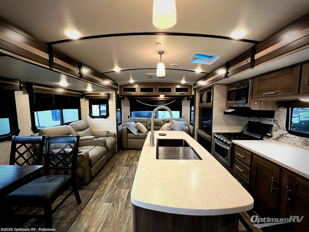 Call now about this 2022 CrossRoads Sunset Trail SS330SI! 2022 CrossRoads Sunset Trail SS330SI - Used Travel Trailer For Sale by Optimum RV - Pottstown in Pottstown, Pennsylvania features Awning, Slideout