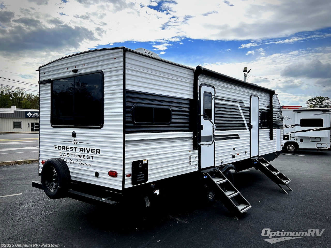 Call now about this 2026 East to West Della Terra 263RK! 2026 East to West Della Terra 263RK - New Travel Trailer For Sale by Optimum RV - Pottstown in Pottstown, Pennsylvania features Awning, Slideout