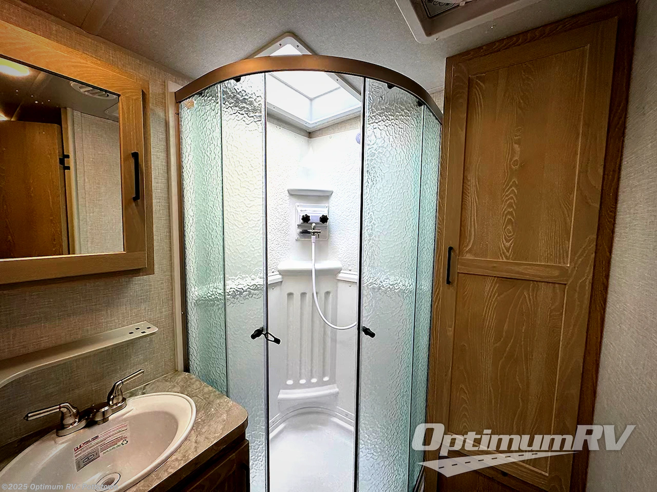 Call now about this 2021 Forest River Rockwood Mini Lite 2204S! 2021 Forest River Rockwood Mini Lite 2204S - Used Travel Trailer For Sale by Optimum RV - Pottstown in Pottstown, Pennsylvania features Awning, Slideout