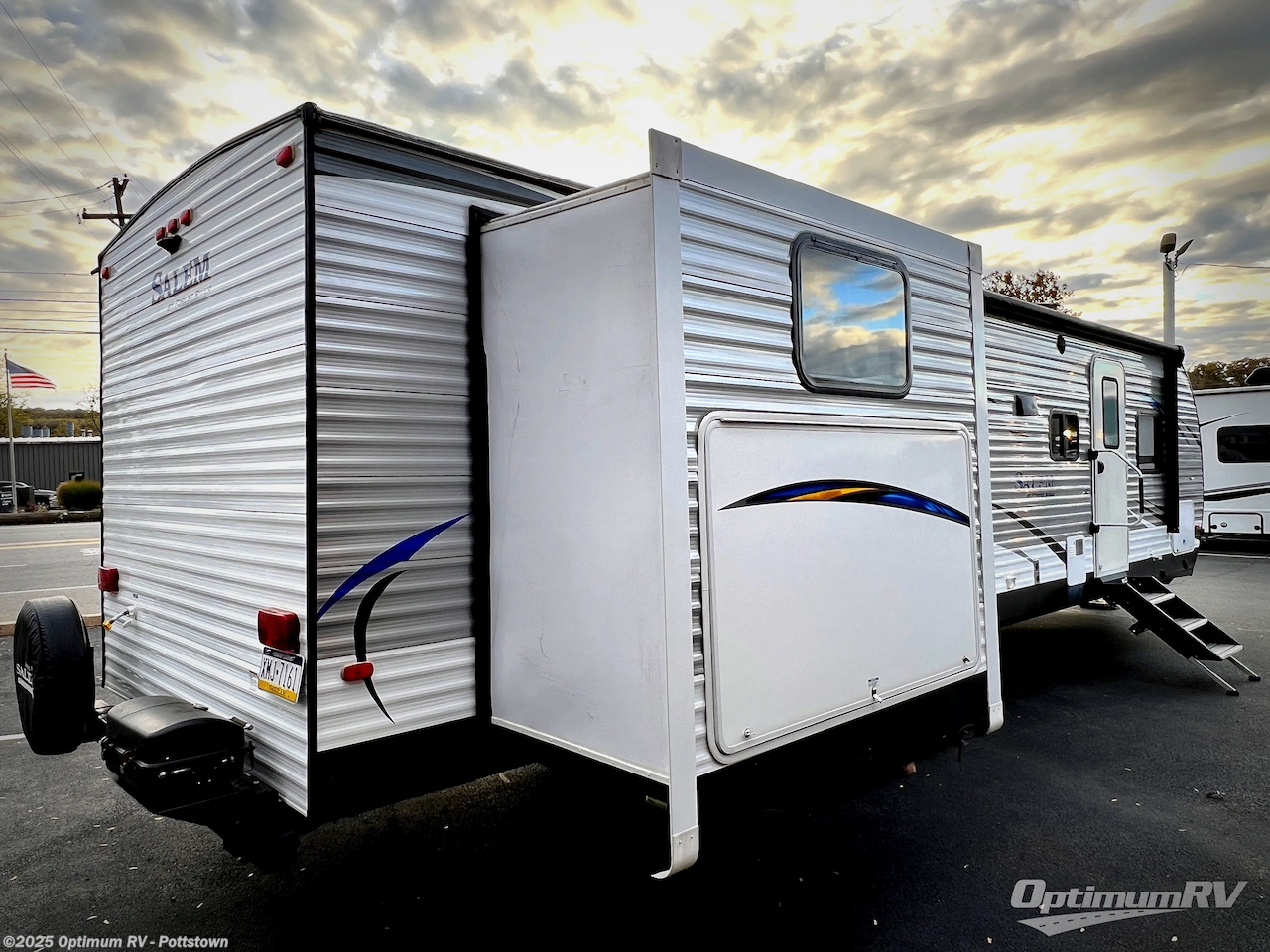 Call now about this 2019 Forest River Salem 31KQBTS! 2019 Forest River Salem 31KQBTS - Used Travel Trailer For Sale by Optimum RV - Pottstown in Pottstown, Pennsylvania features Awning, Slideout