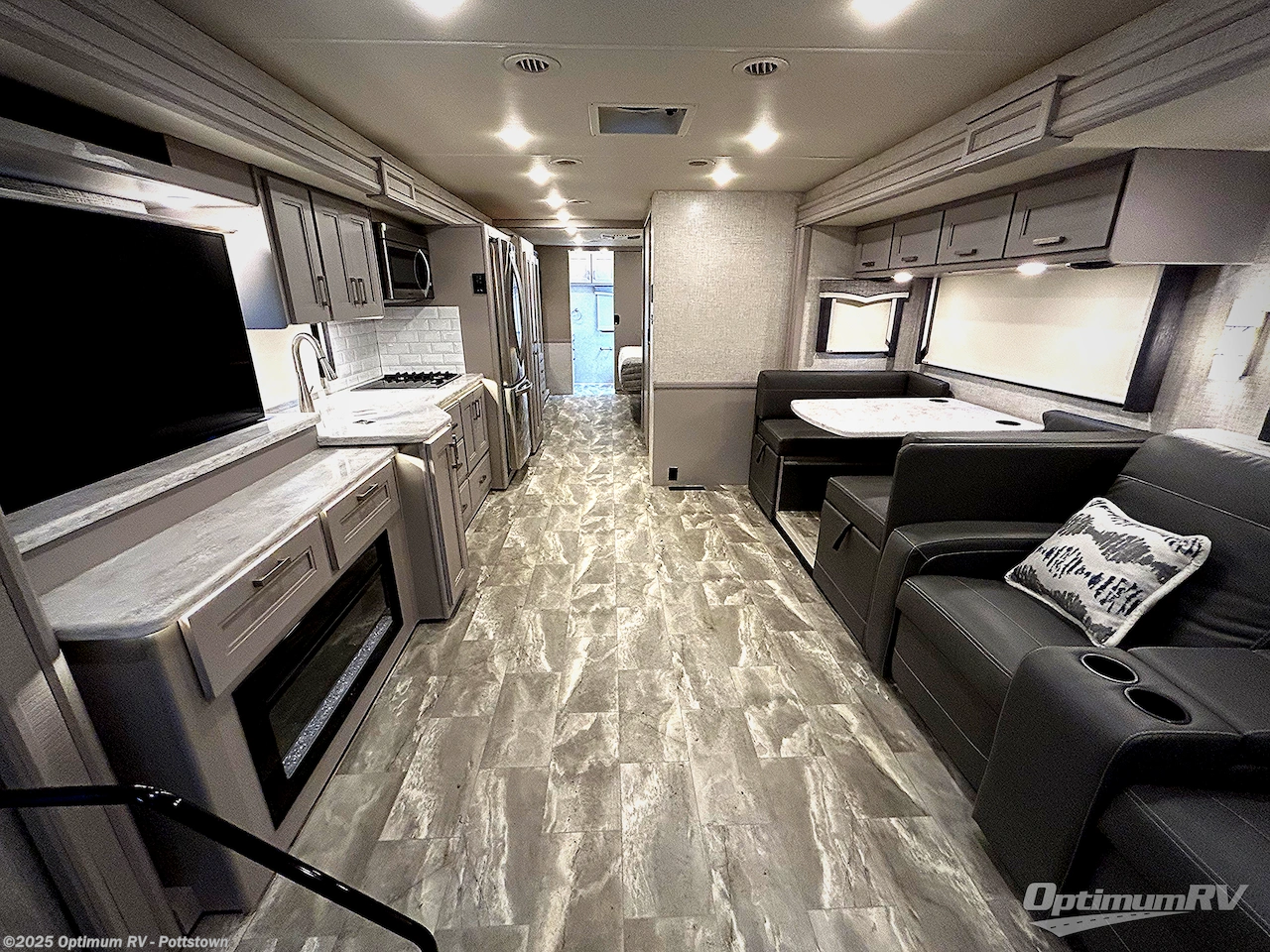 Call now about this 2023 Thor Challenger 37FH! 2023 Thor Challenger 37FH - Used Class A For Sale by Optimum RV - Pottstown in Pottstown, Pennsylvania features Slideout, Awning