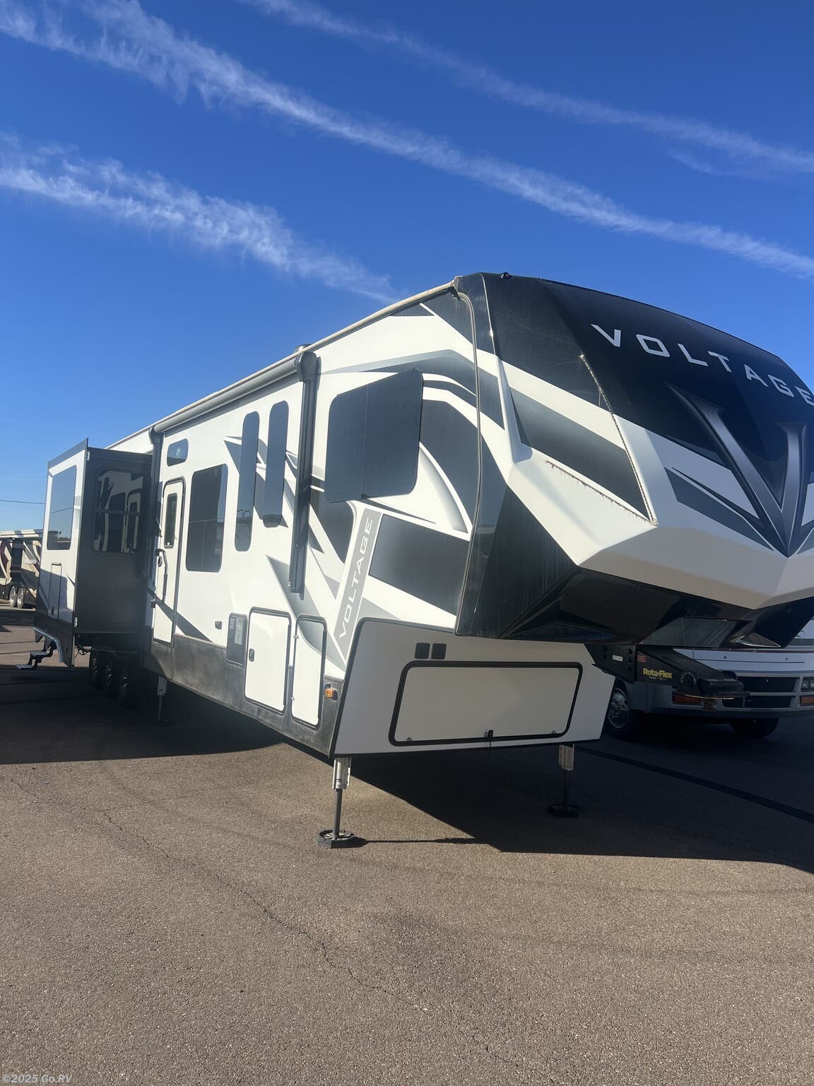 Call now about this 2021 Dutchmen Voltage 4205! 2021 Dutchmen Voltage 4205 - Used Toy Hauler For Sale by Go RV in Apache Junction, Arizona features Toilet, CD Player, Slideout, LP Detector, Insulated