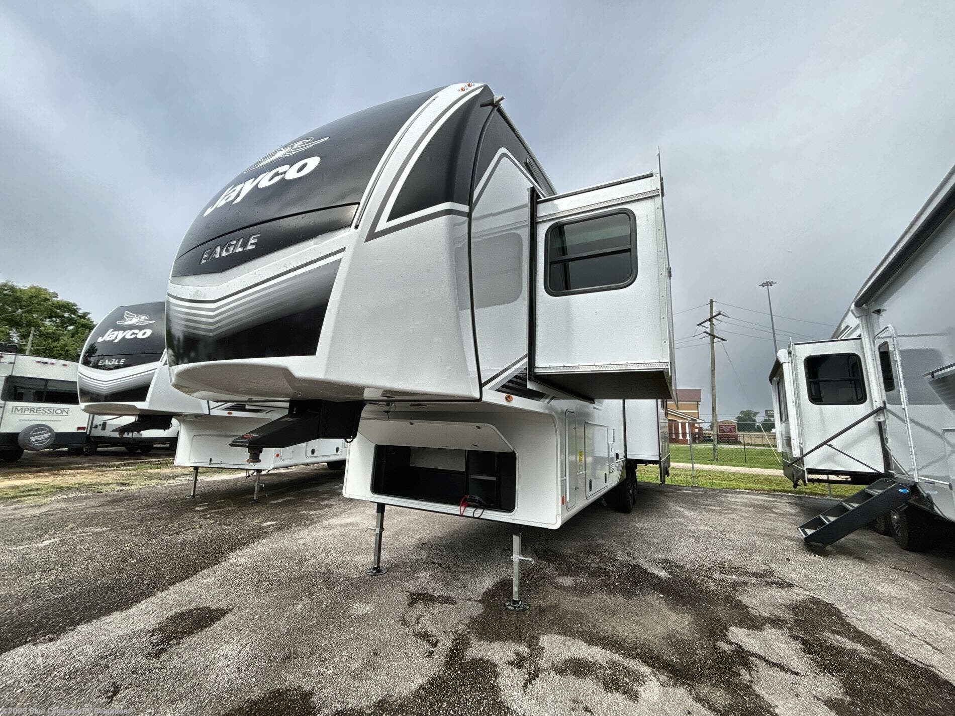 Call now about this 2025 Jayco Eagle 335RDOK! 2025 Jayco Eagle 335RDOK - New Fifth Wheel For Sale by Blue Compass RV Beaumont in Vidor, Texas