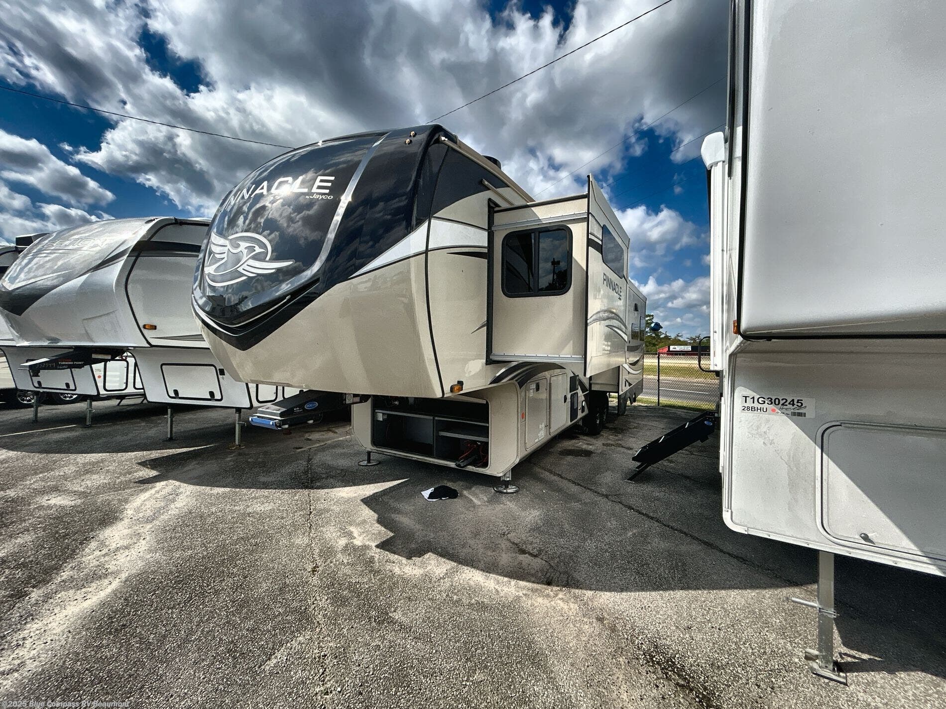 Contact us now about this 2022 Jayco Pinnacle 32RLTS! 2022 Pinnacle 32RLTS by Jayco from Blue Compass RV Beaumont in Vidor, Texas