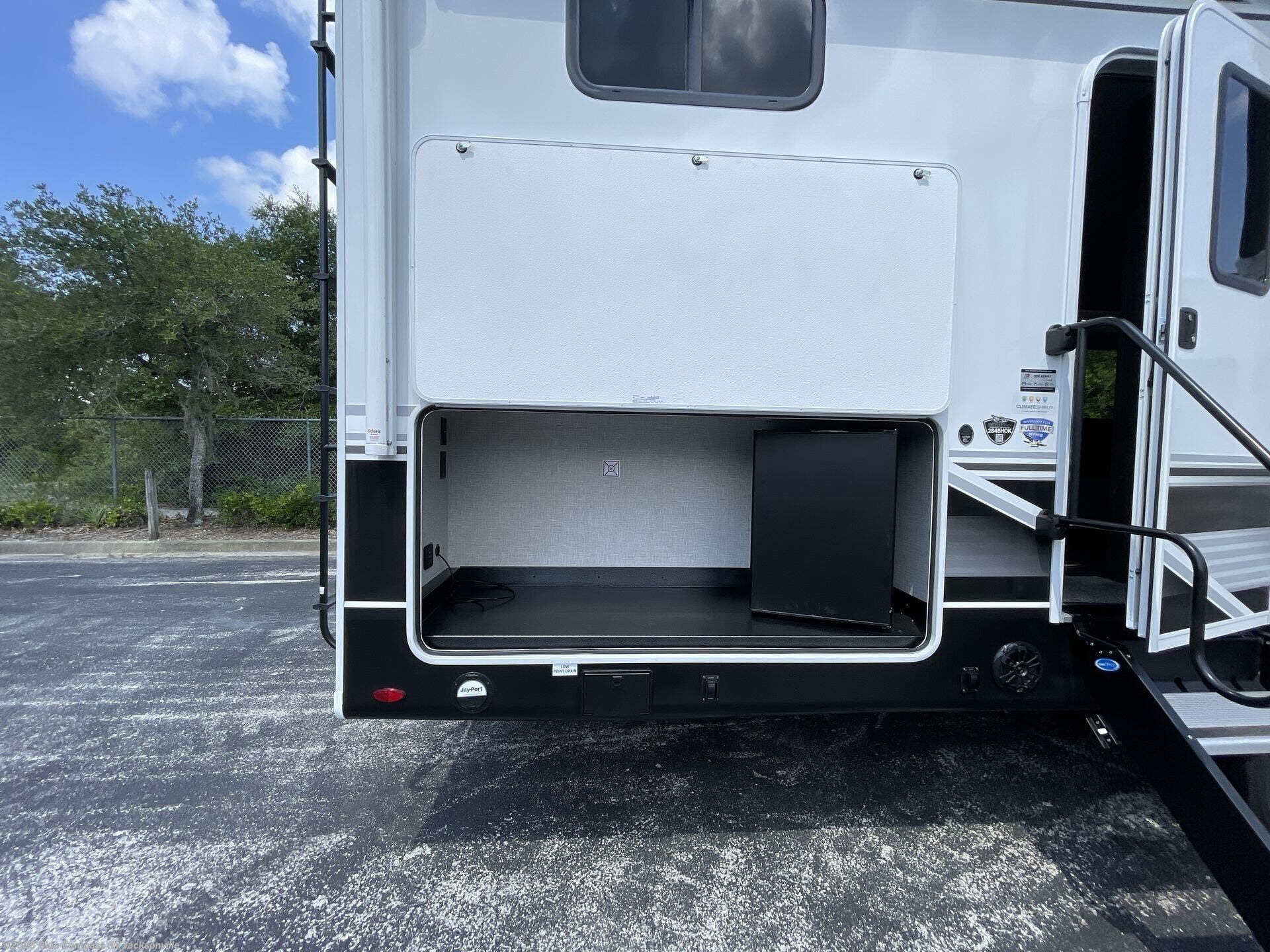 Call now about this 2025 Jayco Eagle HT 284BHOK! 2025 Jayco Eagle HT 284BHOK - New Travel Trailer For Sale by Blue Compass RV Jacksonville in Jacksonville, Florida