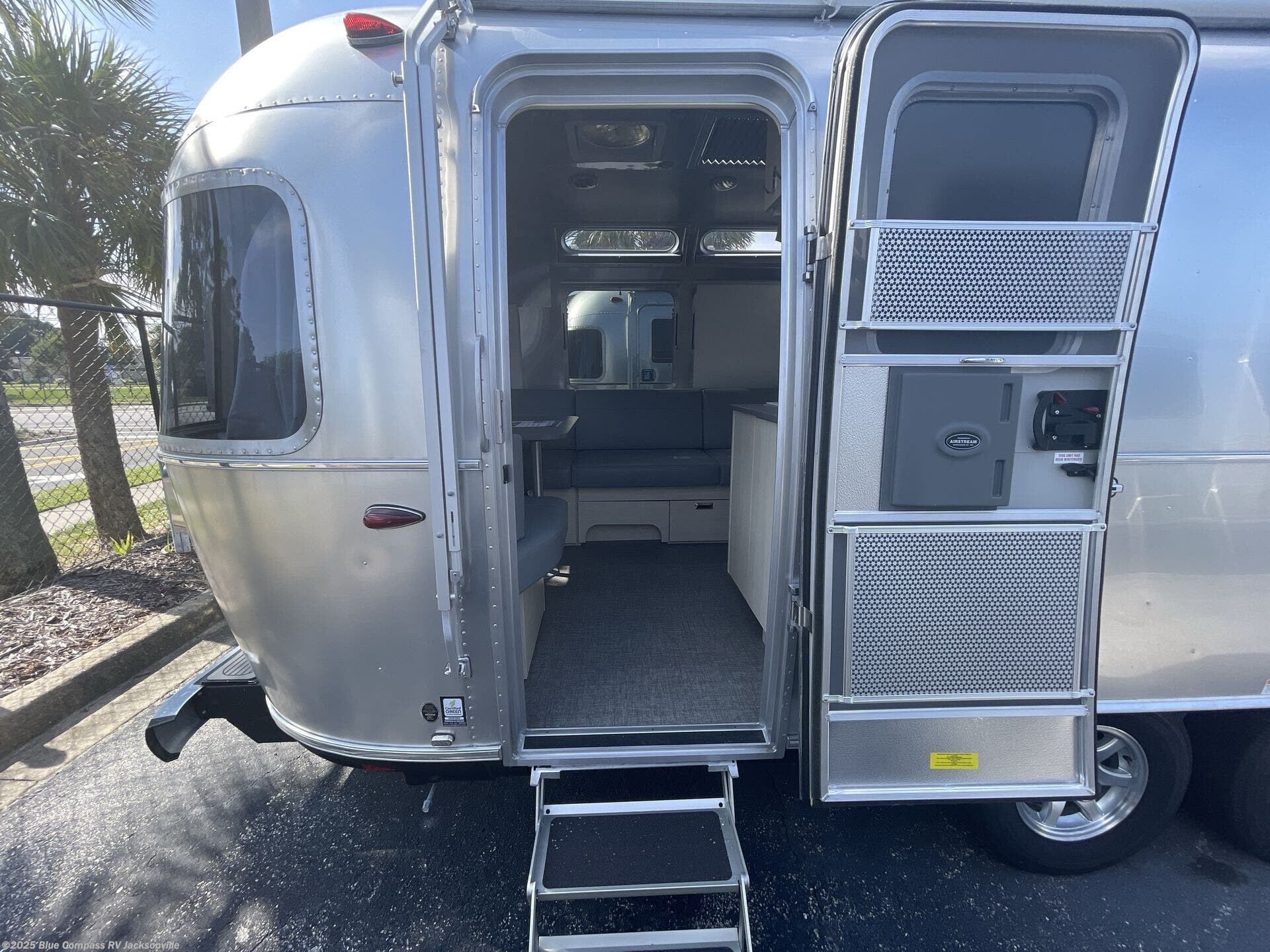 Contact us now about this 2025 Airstream Flying Cloud 27FB! 2025 Flying Cloud 27FB by Airstream from Blue Compass RV Jacksonville in Jacksonville, Florida