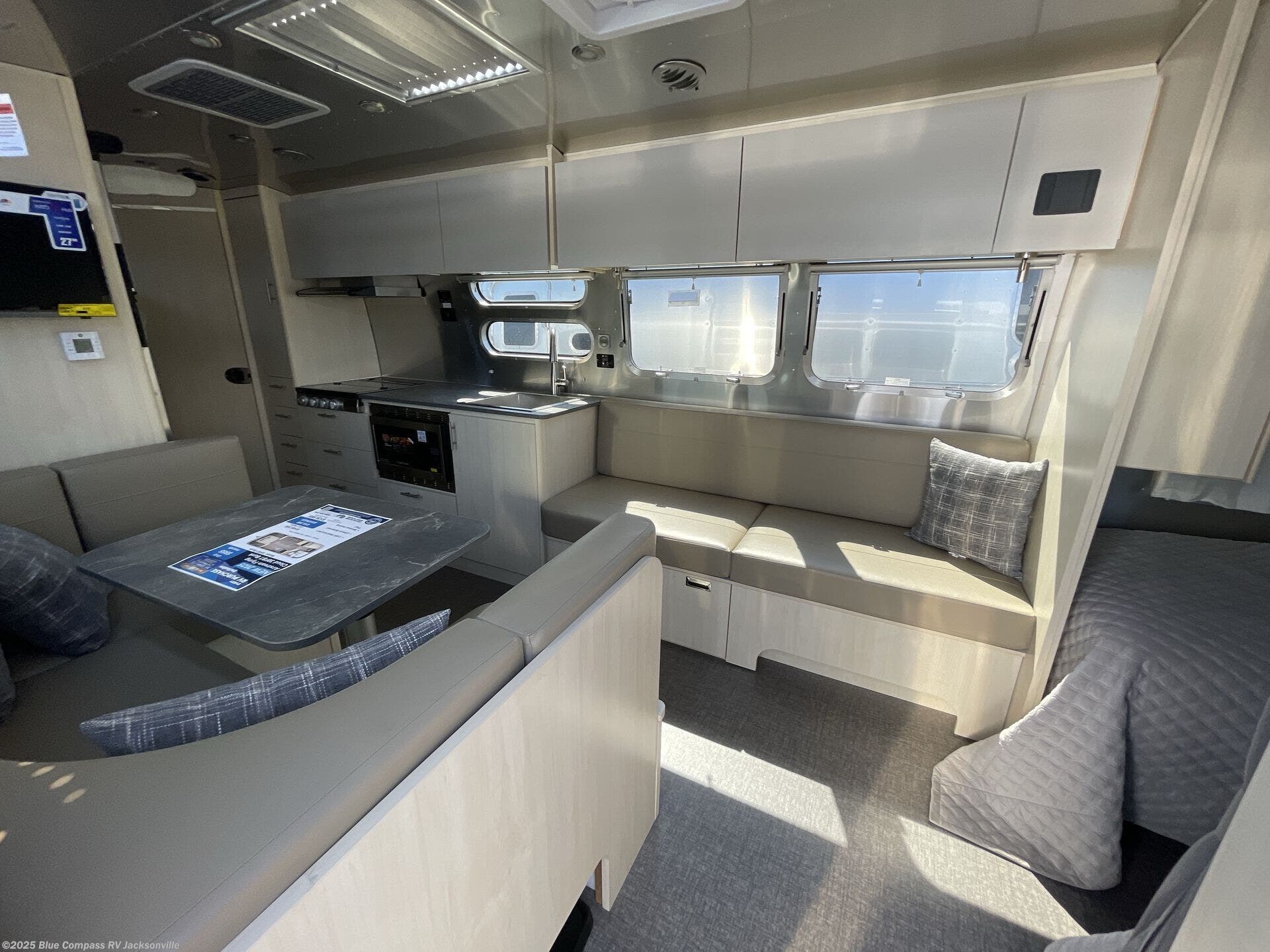 New 2025 Airstream Flying Cloud 30FB Bunk available in Jacksonville, Florida
