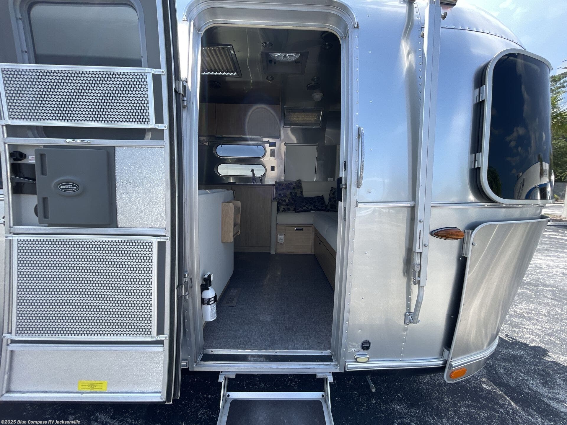 Contact us now about this 2020 Airstream Flying Cloud 28rbt! 2020 Flying Cloud 28rbt by Airstream from Blue Compass RV Jacksonville in Jacksonville, Florida