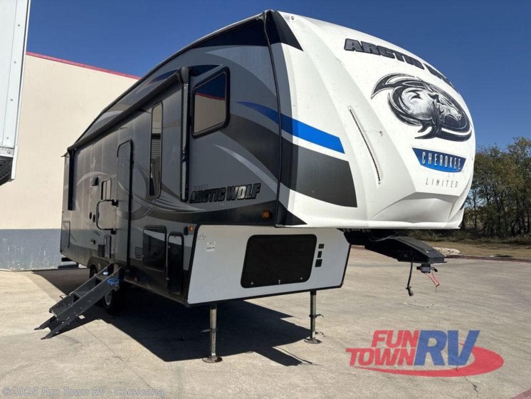 Email now about this 2019 Forest River Cherokee Arctic Wolf 265DBH8! Used 2019 Forest River Cherokee Arctic Wolf 265DBH8 available in Corsicana, Texas