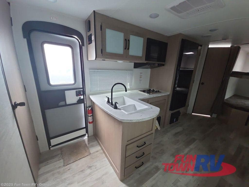 Call now about this 2026 Gulf Stream Yellowstone Cruiser 269BH! 2026 Gulf Stream Yellowstone Cruiser 269BH - New Travel Trailer For Sale by Fun Town RV - Orange in Orange, Texas