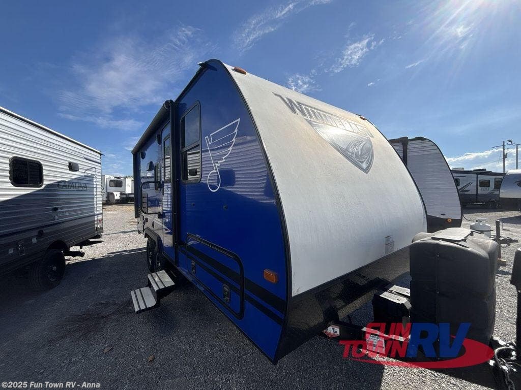 Contact us now about this 2020 Winnebago Micro Minnie 2106DS! 2020 Micro Minnie 2106DS by Winnebago from Fun Town RV - Anna in Anna, Illinois