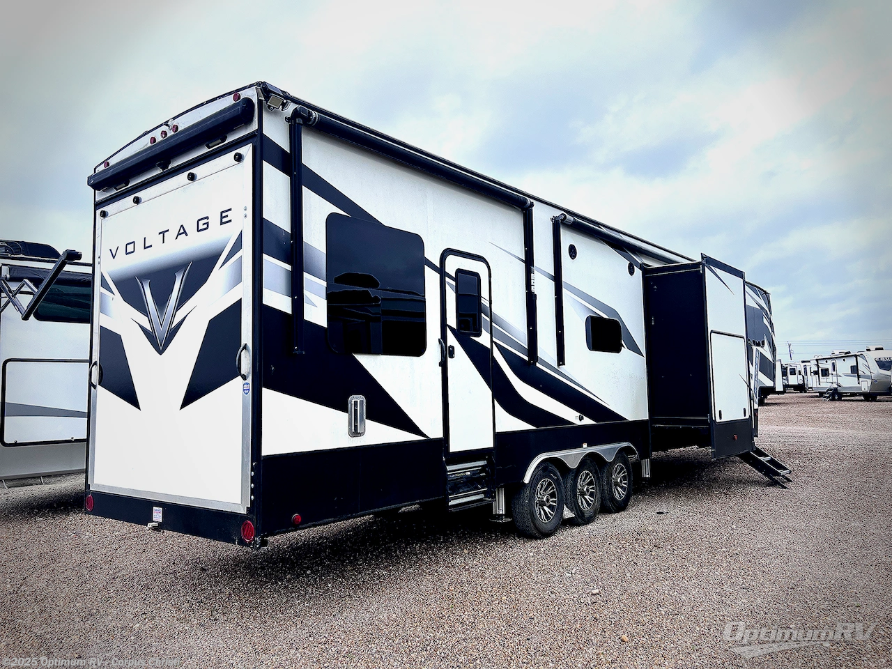 Call now about this 2020 Dutchmen Voltage V4145! 2020 Dutchmen Voltage V4145 - Used Fifth Wheel For Sale by Optimum RV - Corpus Christi in Robstown, Texas features Slideout, Awning