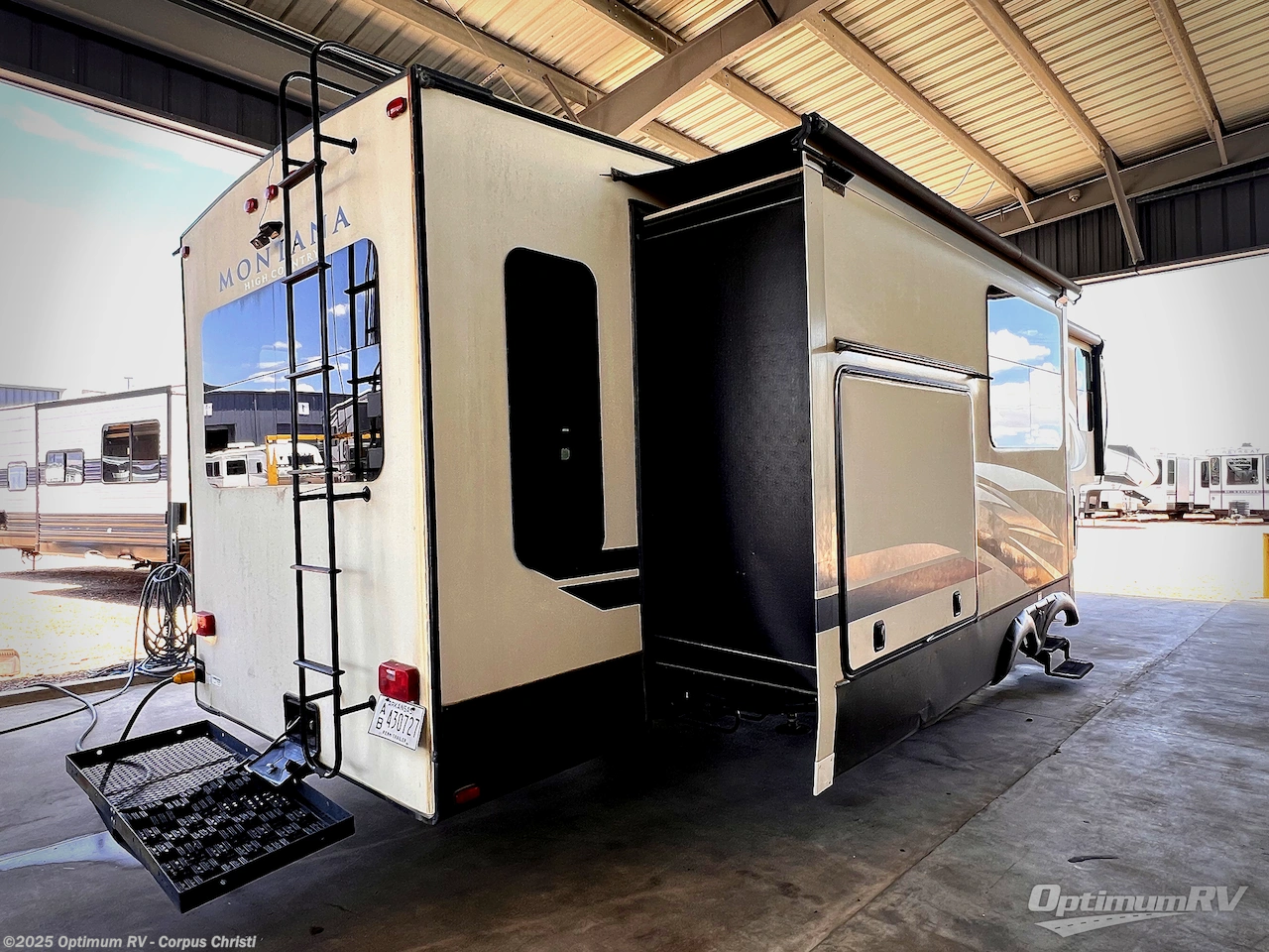 Call now about this 2018 Keystone Montana High Country 345RL! 2018 Keystone Montana High Country 345RL - Used Fifth Wheel For Sale by Optimum RV - Corpus Christi in Robstown, Texas features Slideout, Awning
