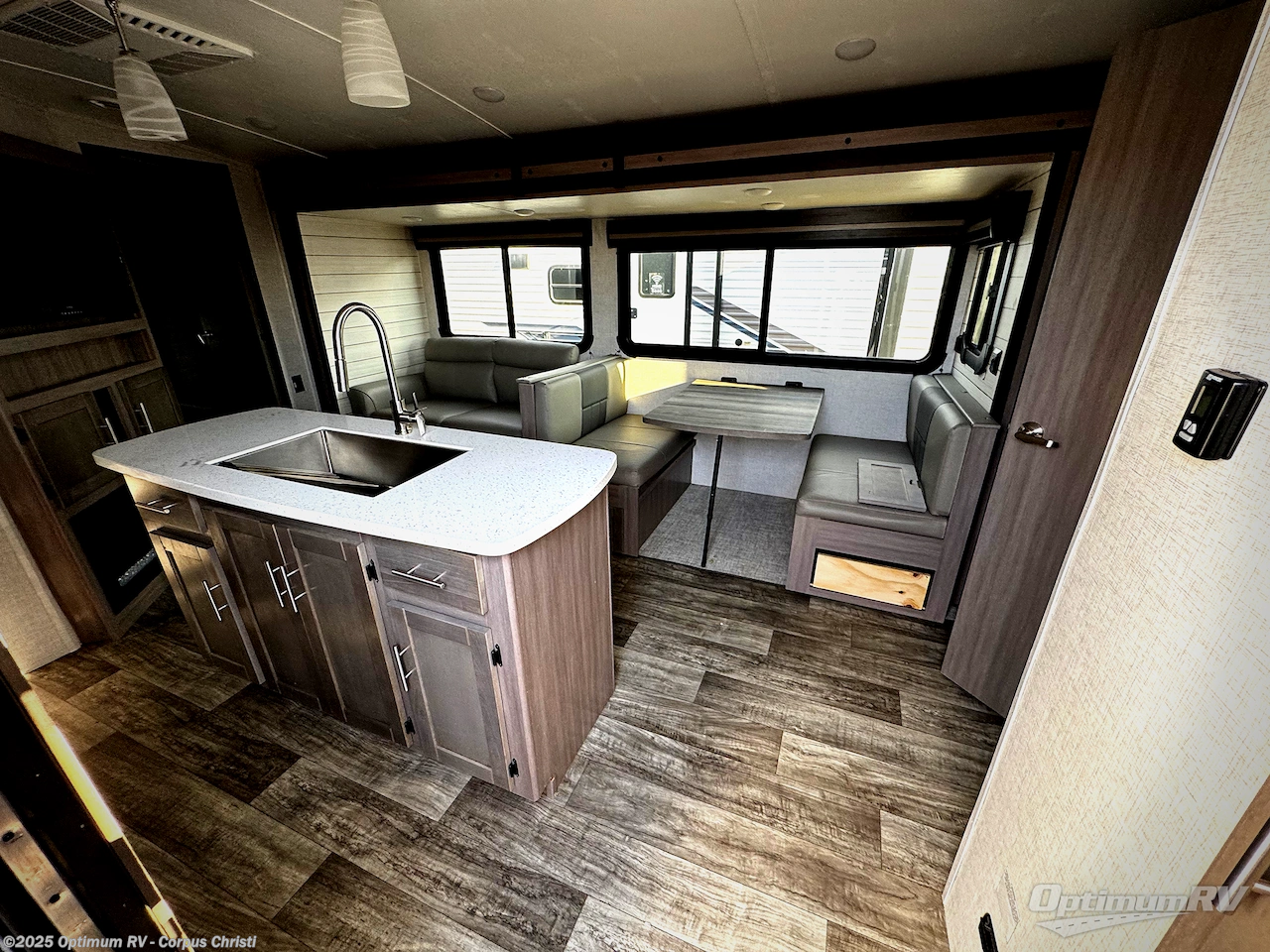 Call now about this 2023 CrossRoads Sunset Trail SS331BH! 2023 CrossRoads Sunset Trail SS331BH - Used Travel Trailer For Sale by Optimum RV - Corpus Christi in Robstown, Texas features Slideout, Awning