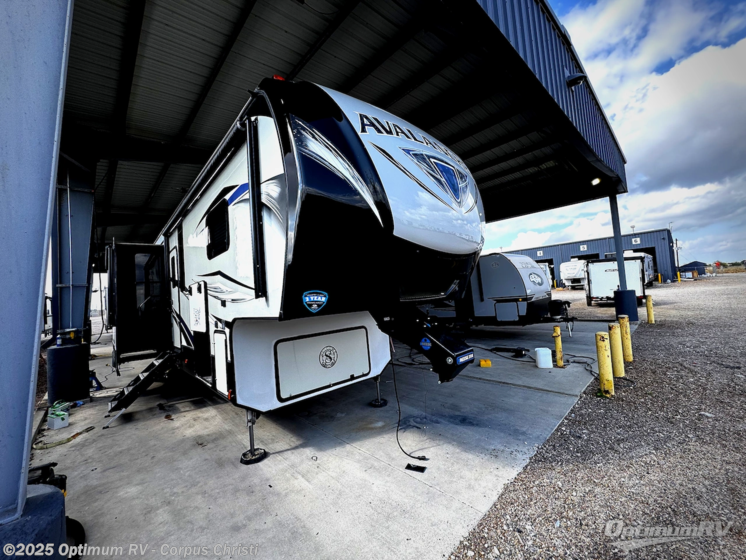 Email now about this 2019 Keystone Avalanche 395BH! Used 2019 Keystone Avalanche 395BH available in Robstown, Texas