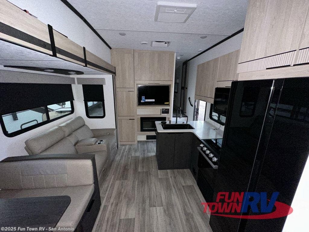 Contact us now about this 2025 CrossRoads Cruiser Aire CR32BH! 2025 Cruiser Aire CR32BH by CrossRoads from Fun Town RV - San Antonio in Cibolo, Texas
