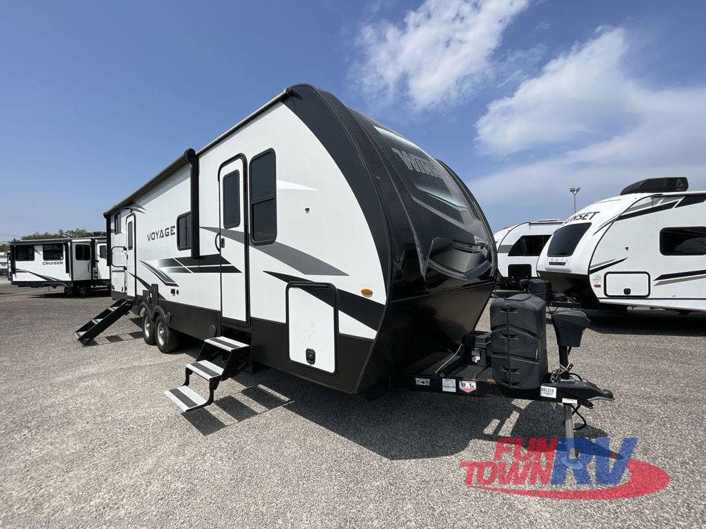 Contact us now about this 2022 Winnebago Voyage 3033BH! 2022 Voyage 3033BH by Winnebago from Fun Town RV - San Antonio in Cibolo, Texas