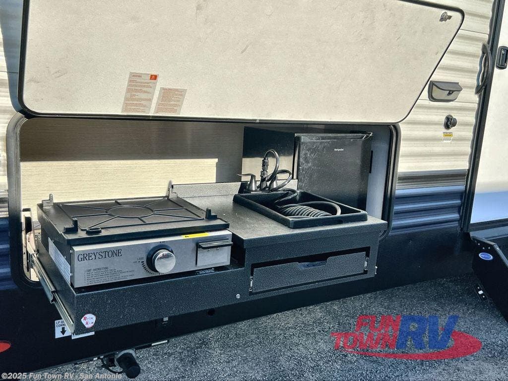 Used 2024 Palomino Puma 32BHQS available in Cibolo, Texas