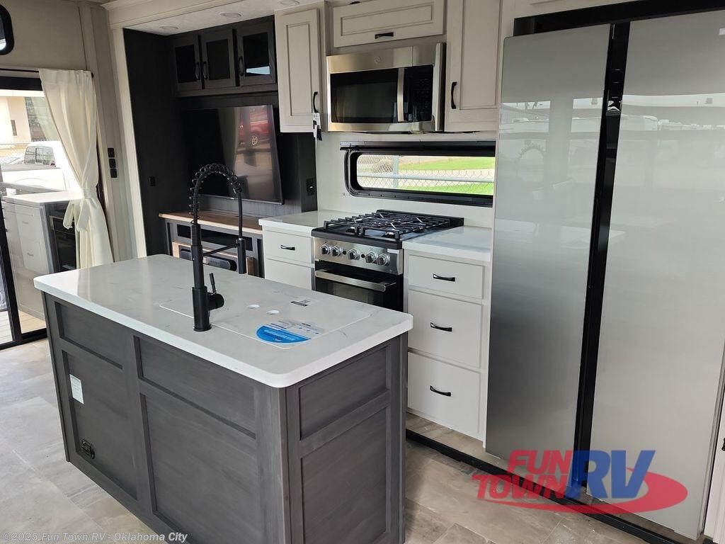 New 2025 Coachmen Brookstone 318RLL available in Oklahoma City, Oklahoma