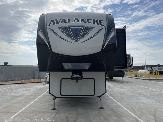 2018 Keystone Avalanche 320RS - Used Fifth Wheel For Sale by Blue Compass RV Katy in Katy, Texas