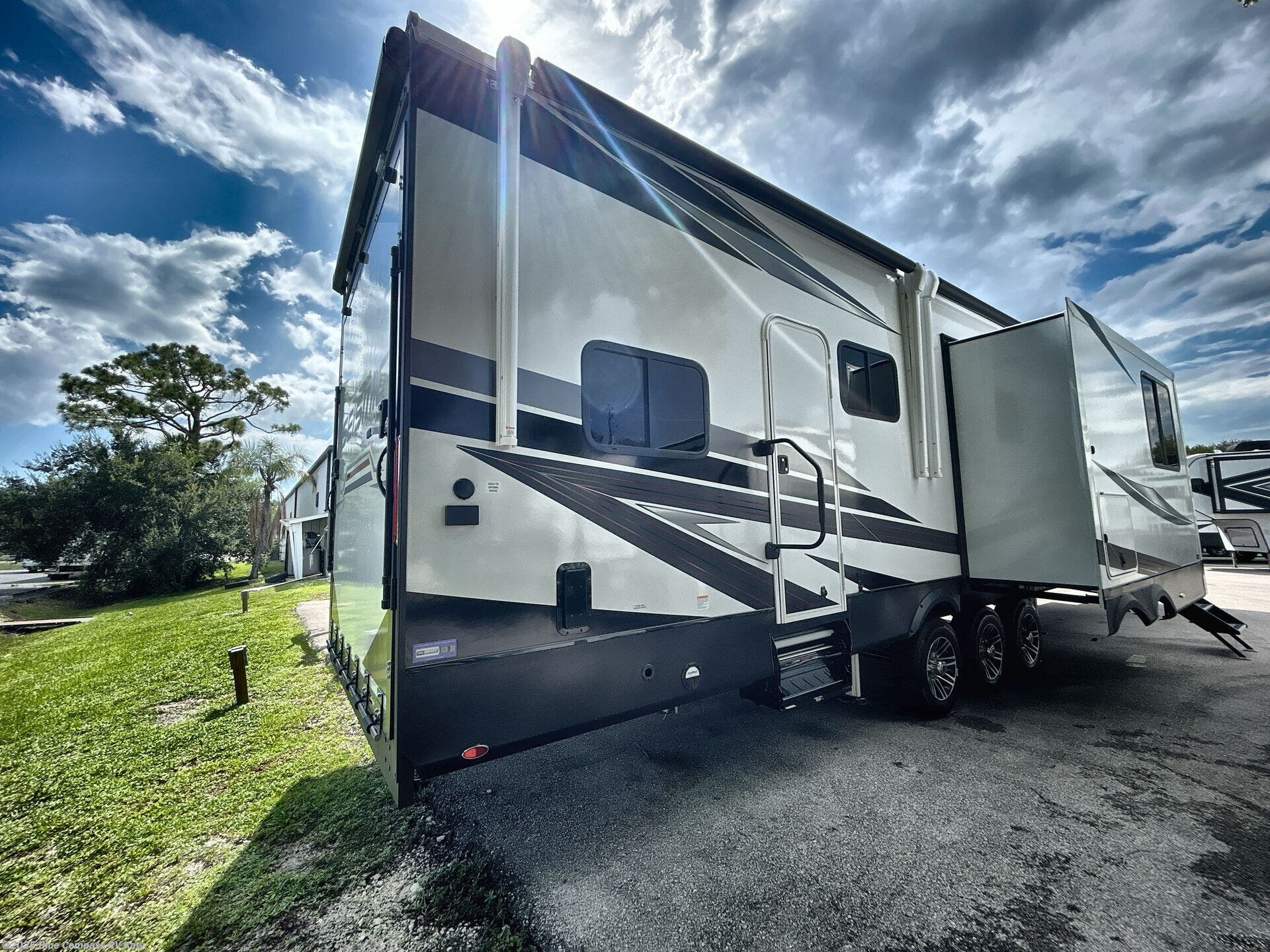 Email now about this 2025 Jayco Seismic 399! Used 2025 Jayco Seismic 399 available in Katy, Texas