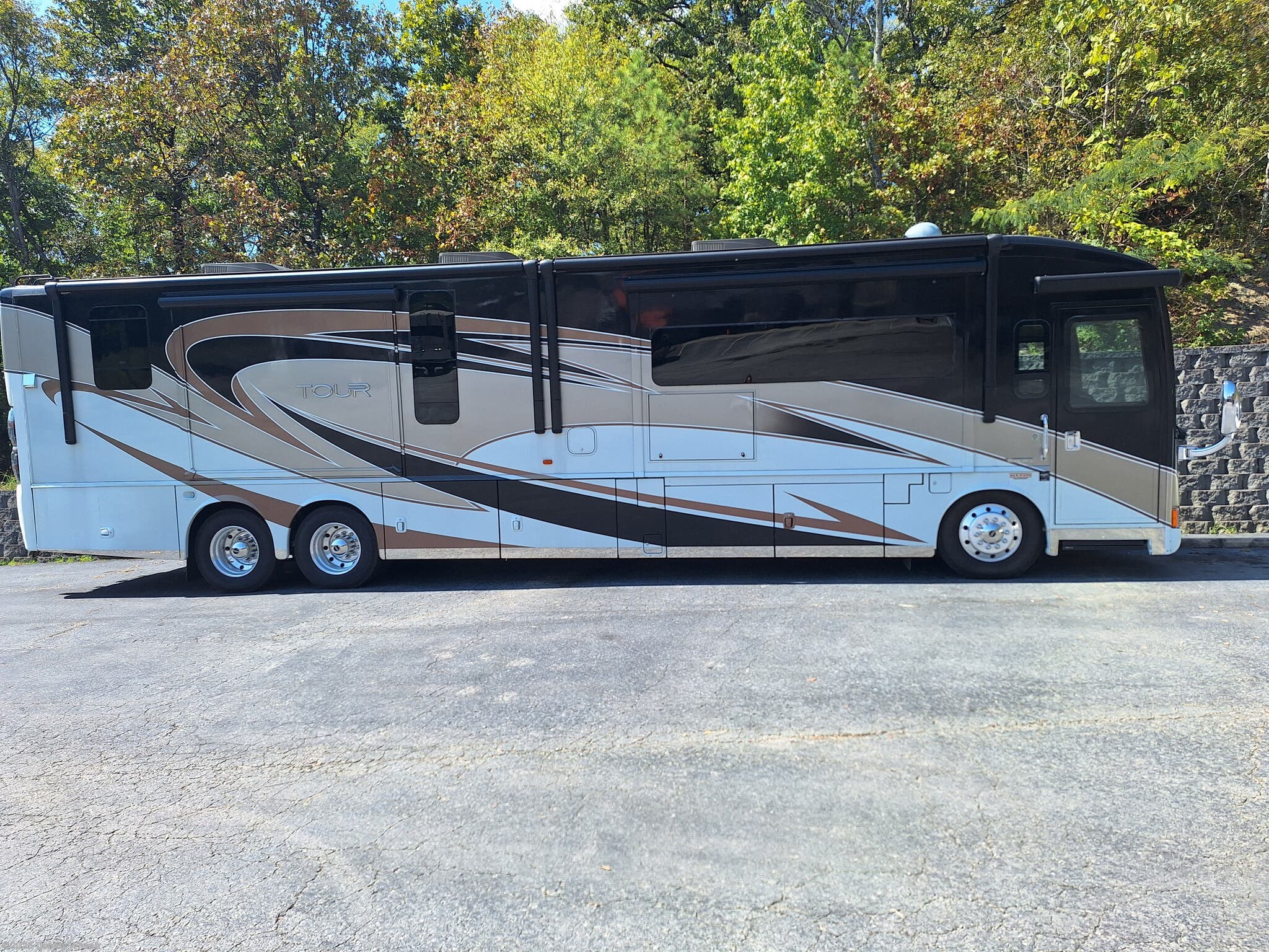 Email now about this 2016 Winnebago Tour 42HD! Used 2016 Winnebago Tour 42HD available in Hot Springs, Arkansas