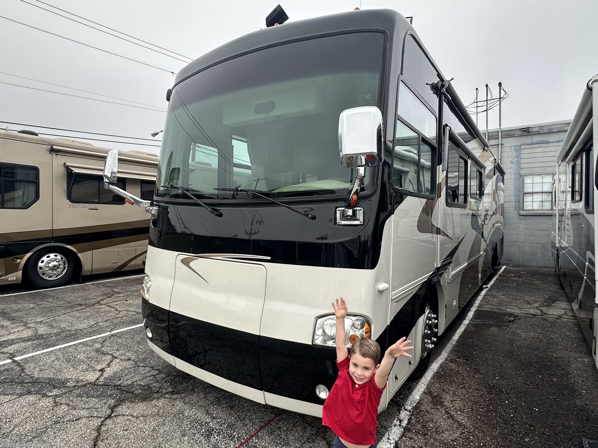 Call now about this 2005 Tiffin Allegro Bus ! 2005 Tiffin Allegro Bus - Used Class A For Sale by Quality Wheelz in Hot Springs, Arkansas features Alloy Wheels, Air Conditioning, King Size Bed, Inverter, Hitch